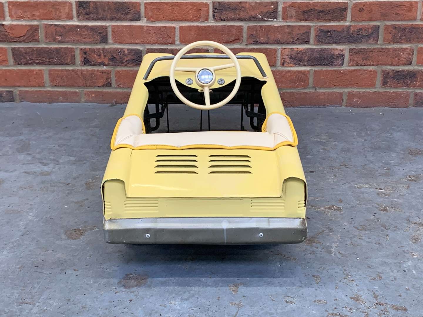 <p>Tri-ang Tin Plate Child's Pedal Car&nbsp;</p>