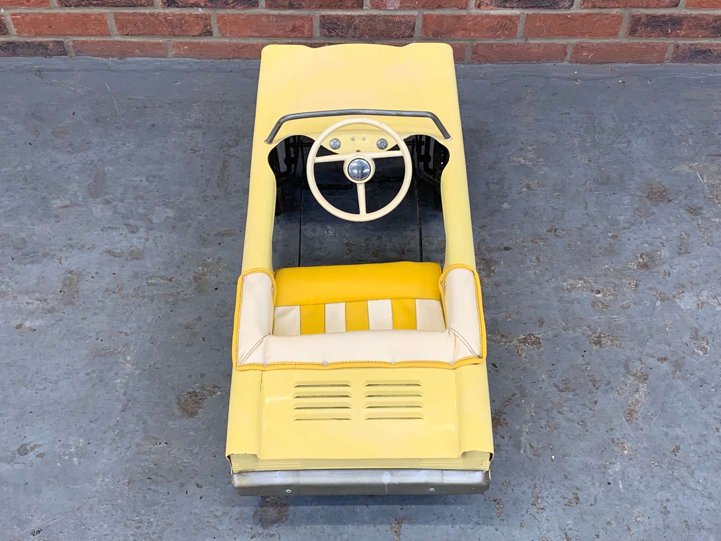 <p>Tri-ang Tin Plate Child's Pedal Car&nbsp;</p>