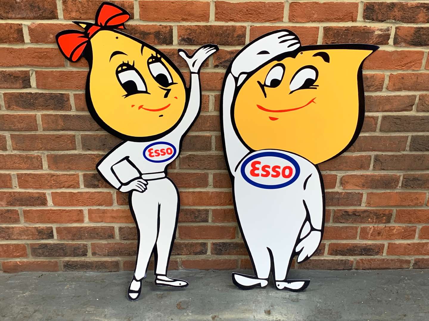 <p>Large Mr and Mrs Drip Metal Signs</p>