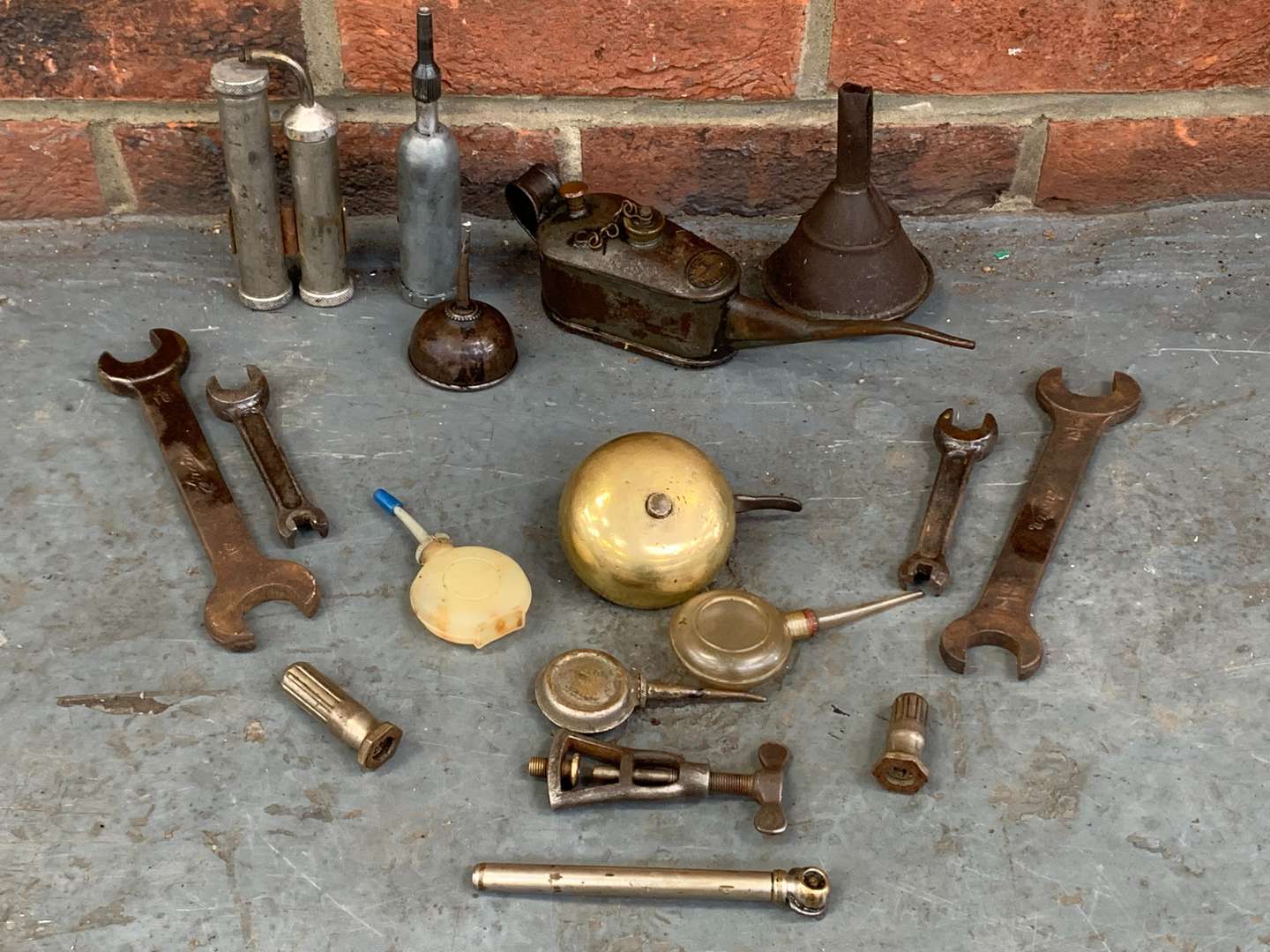 <p>Mixed Lot of Oil Cans and Greasers&nbsp;</p>