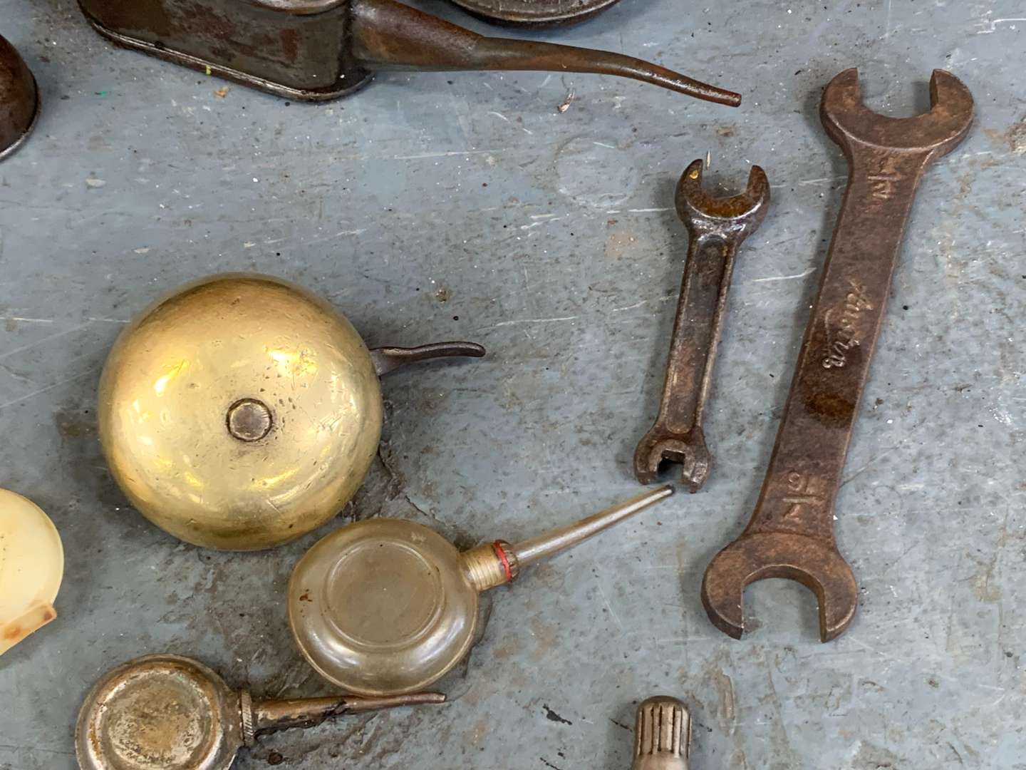 <p>Mixed Lot of Oil Cans and Greasers&nbsp;</p>