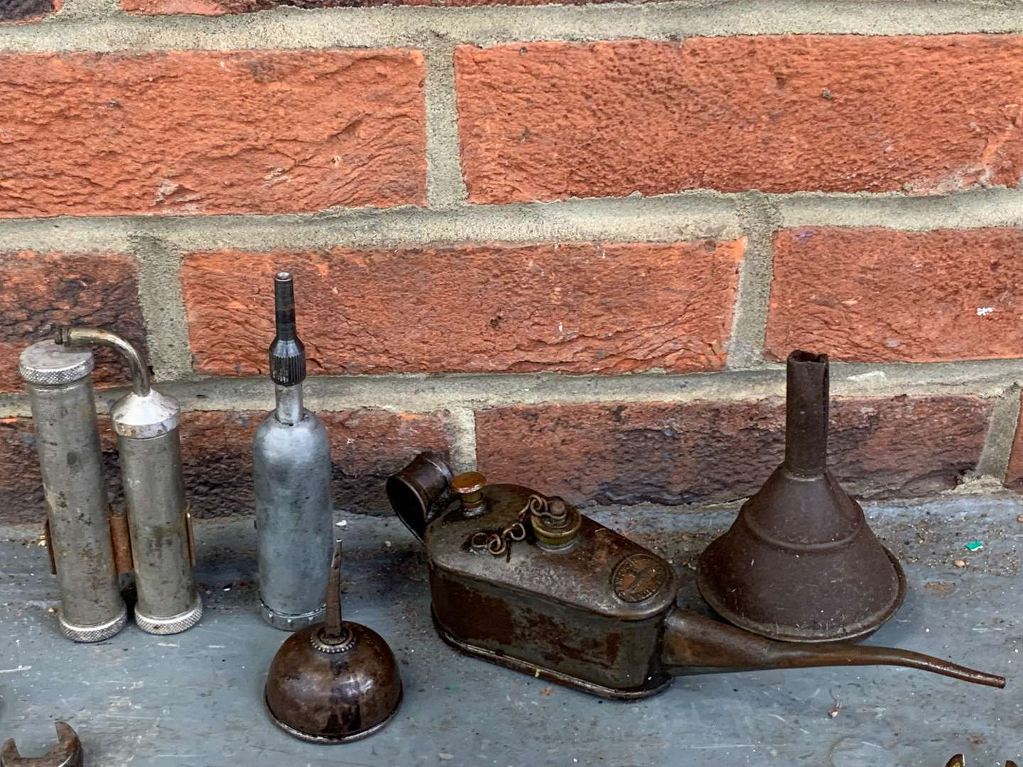 <p>Mixed Lot of Oil Cans and Greasers&nbsp;</p>