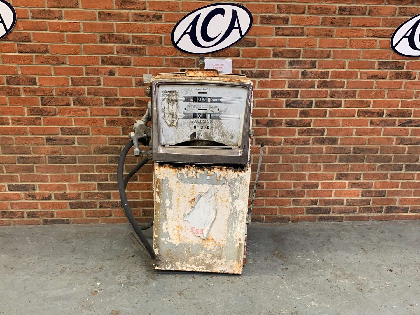 <p>Avery Hardoll Petrol Pump (For Restoration)</p>