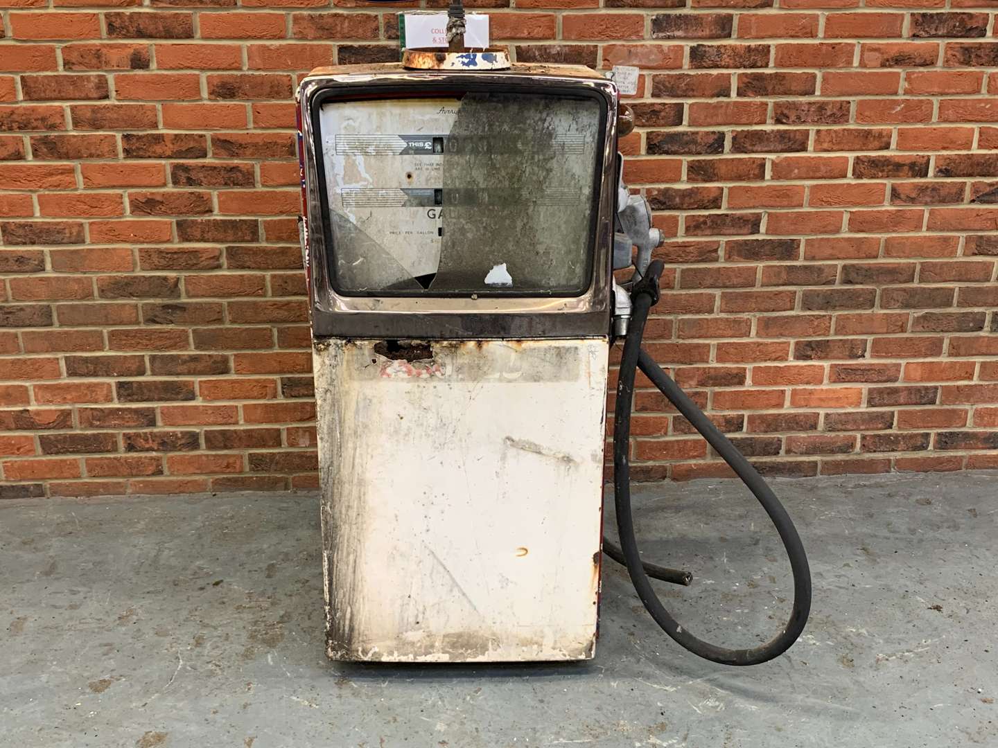 <p>Avery Hardoll Petrol Pump (For Restoration)</p>