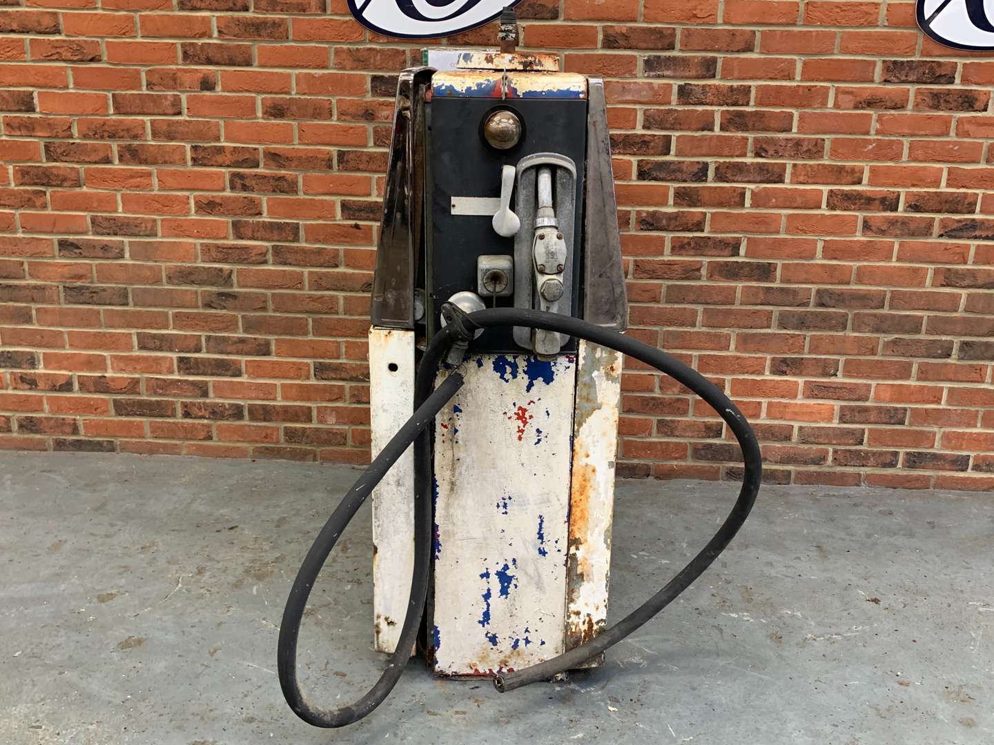 <p>Avery Hardoll Petrol Pump (For Restoration)</p>