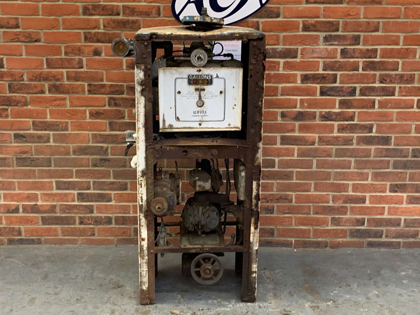 <p>Wayne Numerator Vintage Petrol Pump (For Restoration)</p>