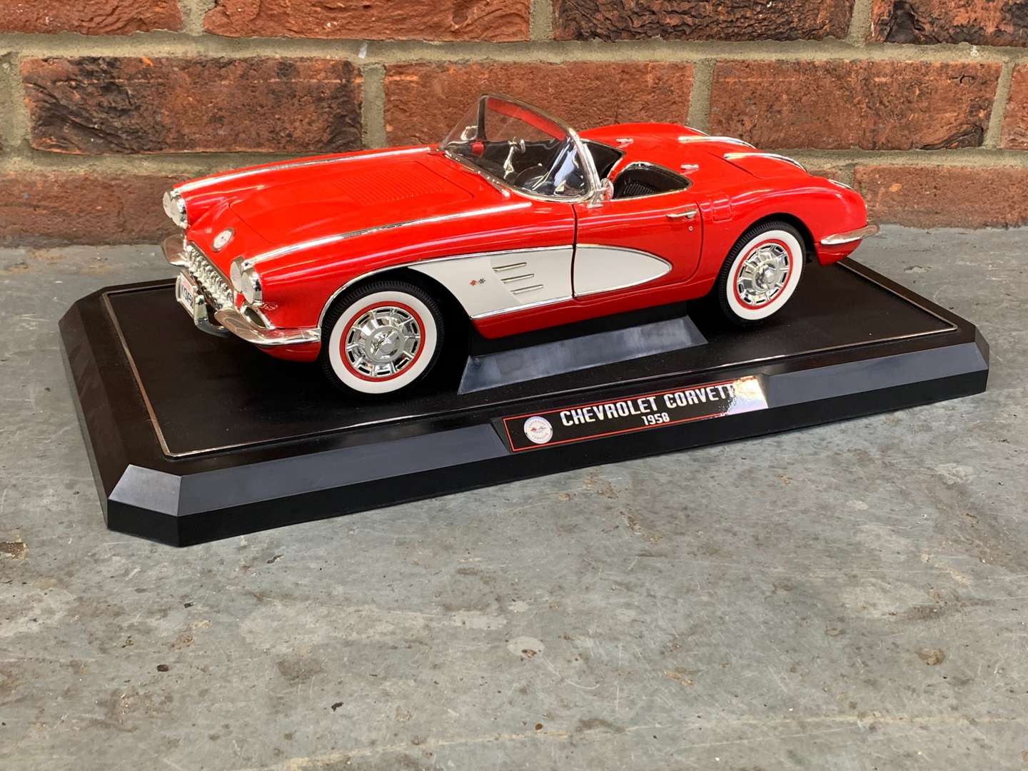 <p>Solido 1:12 Scale 1958 Chevrolet Corvette Model Car</p>