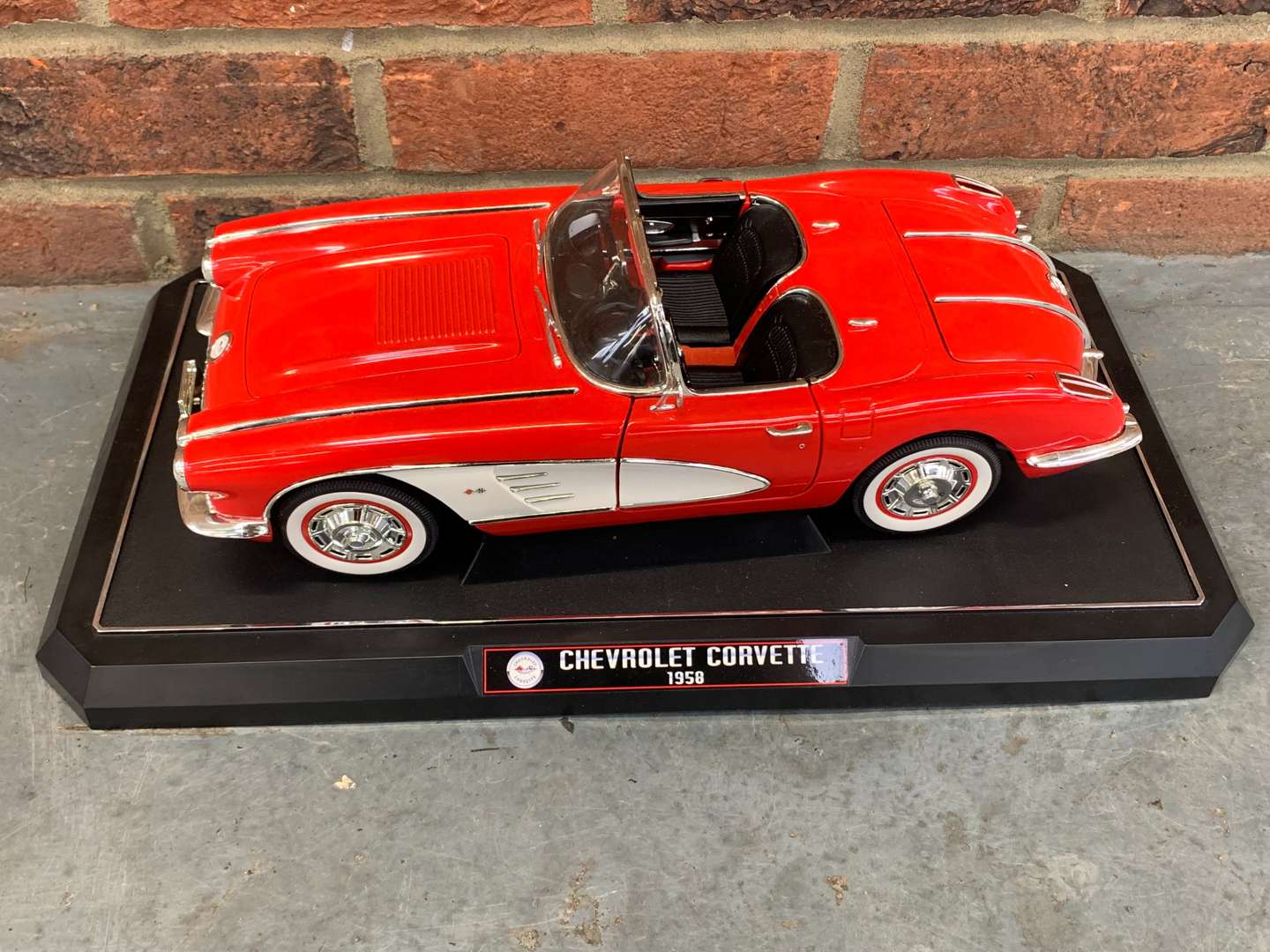 <p>Solido 1:12 Scale 1958 Chevrolet Corvette Model Car</p>