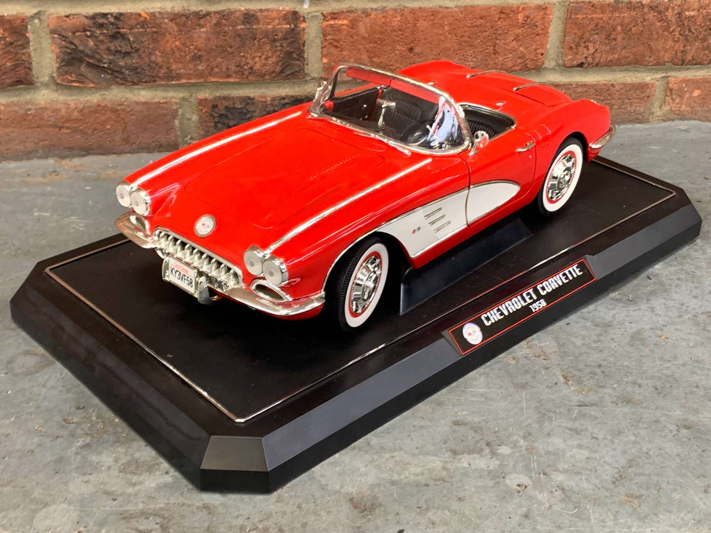 <p>Solido 1:12 Scale 1958 Chevrolet Corvette Model Car</p>