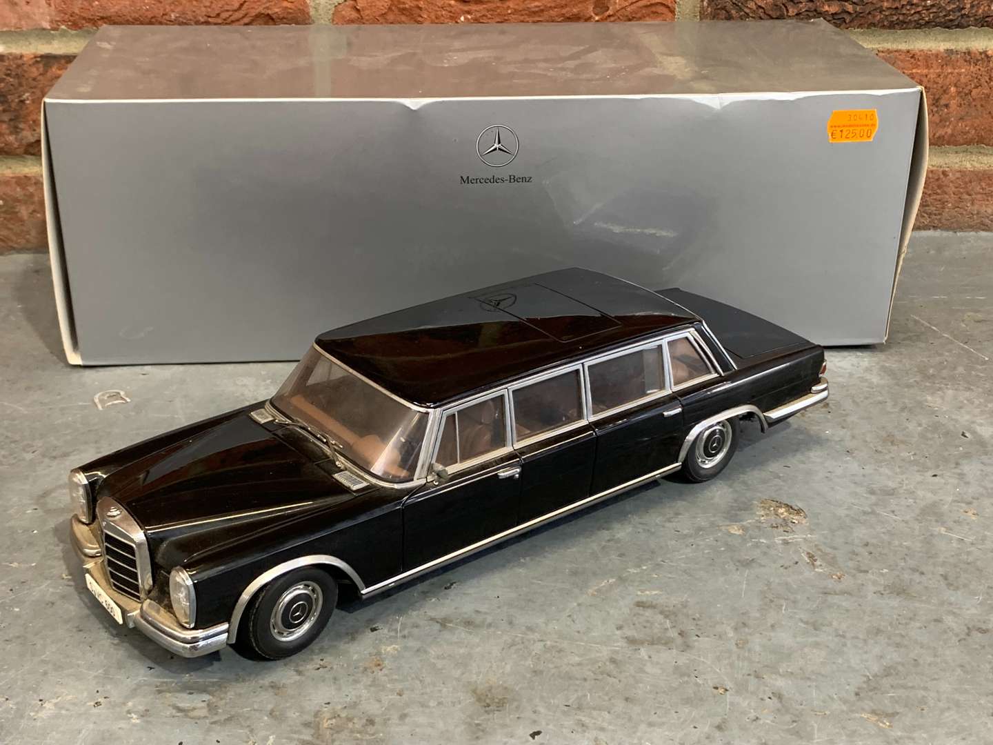 <p>Mercedes Classic Collection 600 Limousine &nbsp;1;18 Scale a/f</p>