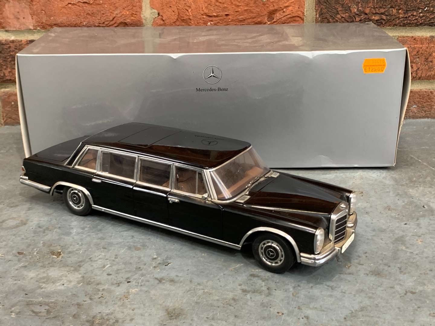 <p>Mercedes Classic Collection 600 Limousine &nbsp;1;18 Scale a/f</p>