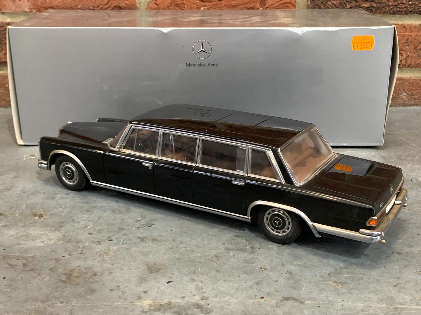 <p>Mercedes Classic Collection 600 Limousine &nbsp;1;18 Scale a/f</p>