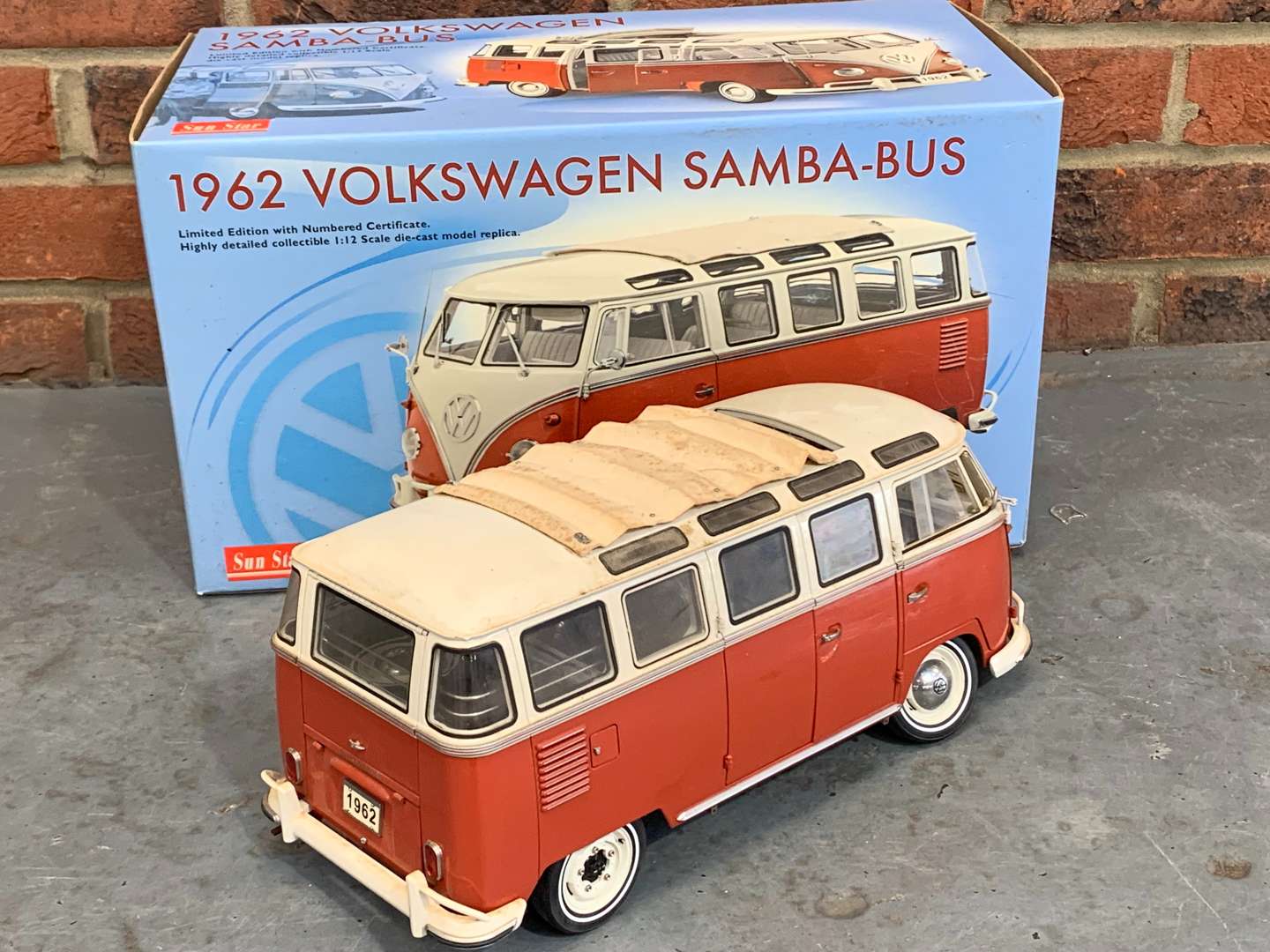 <p>Sun Star 1962 Boxed Volkswagen Samba Bus 1;12 Scale a/f</p>