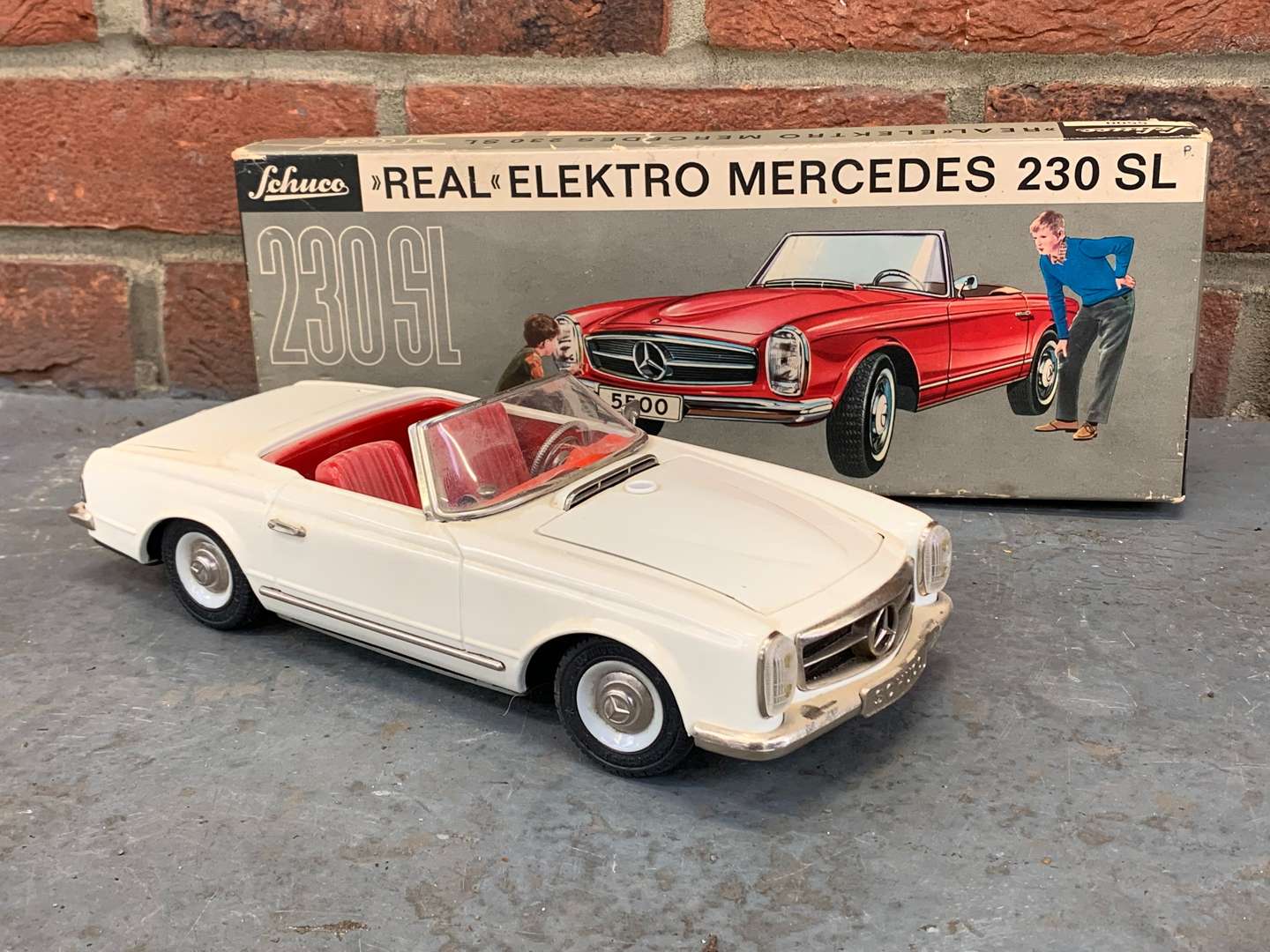 <p>Schuco Boxed Clockwork Mercedes 230SL</p>