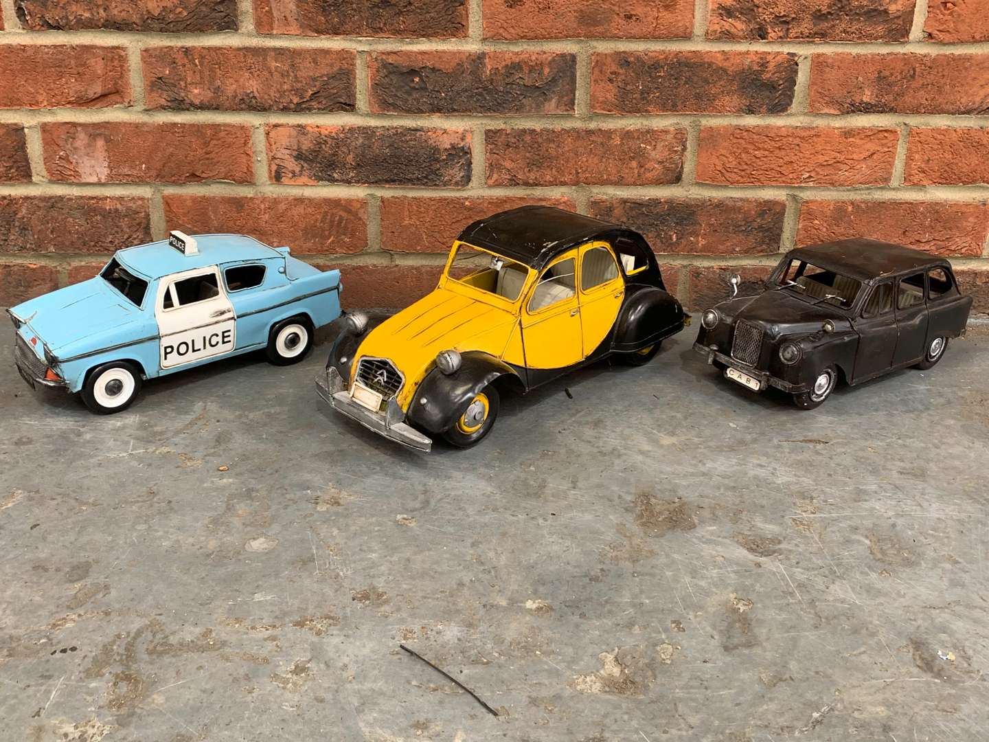 <p>Three Modern Metal Model Cars</p>