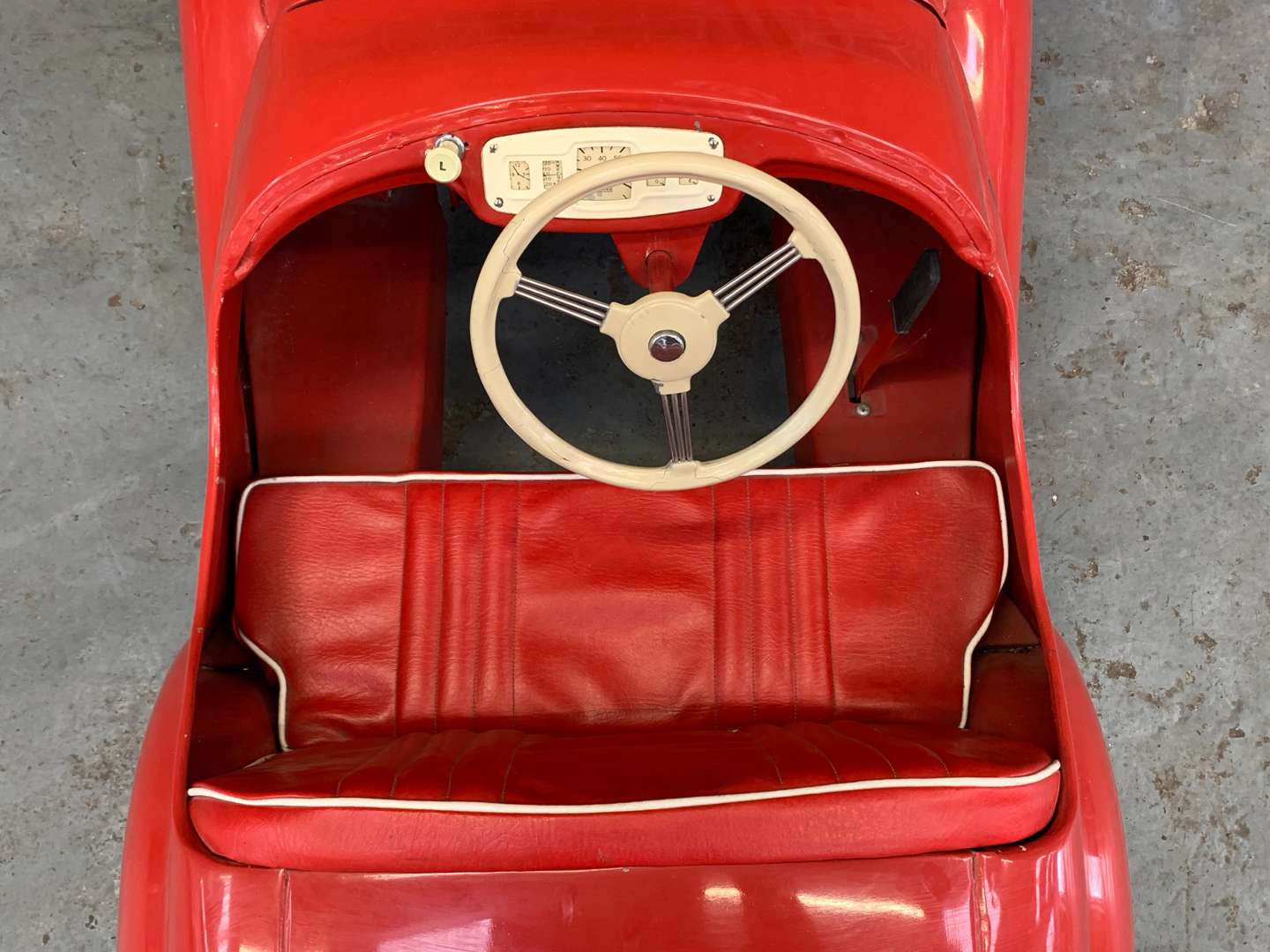 <p>Austin J40 Childs Pedal Car</p>