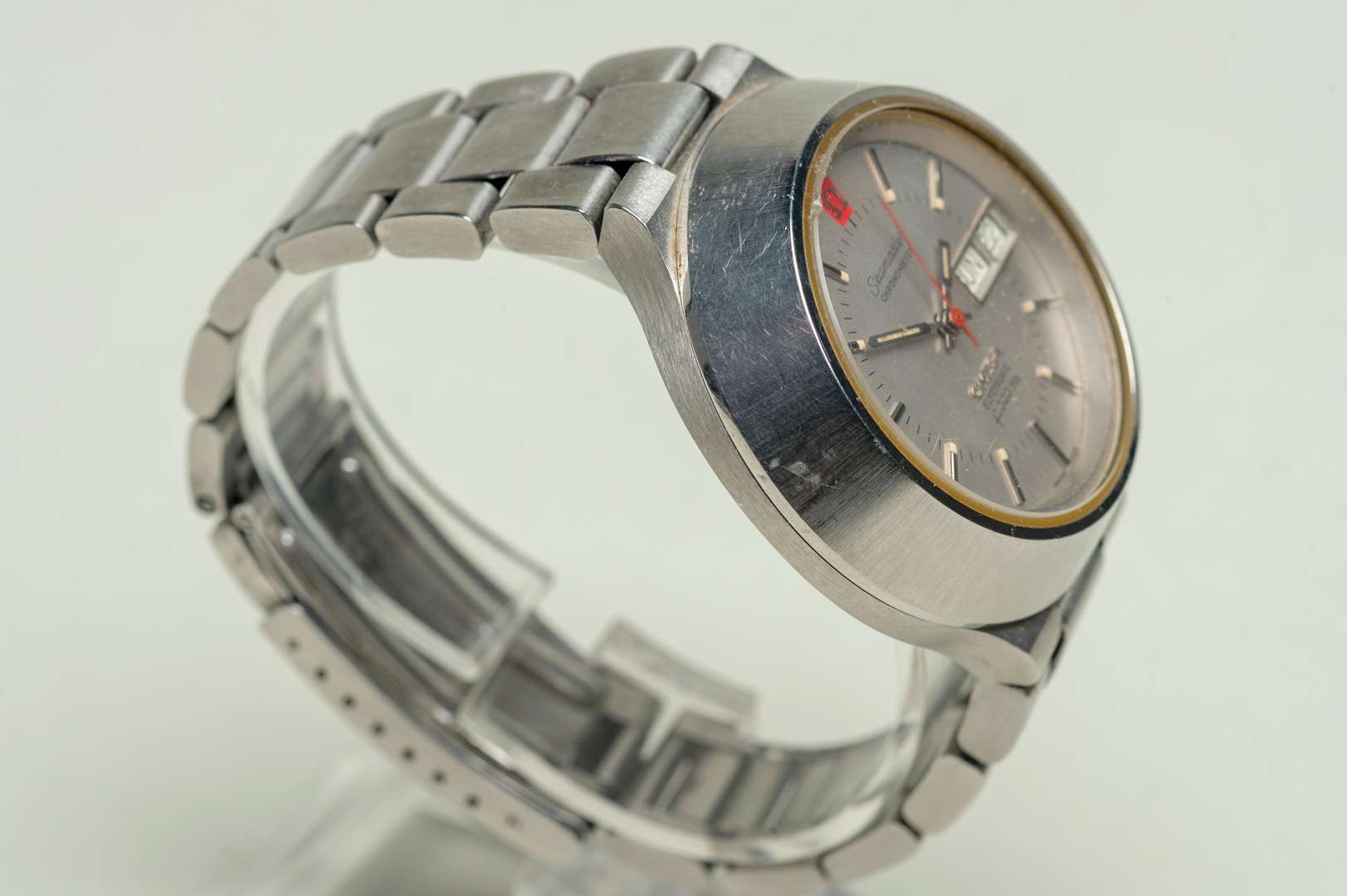 <p>OMEGA, a 1970's Seamaster, Chronometer, Electronic f300 Hz, stainless steel day/date wristwatch.</p>