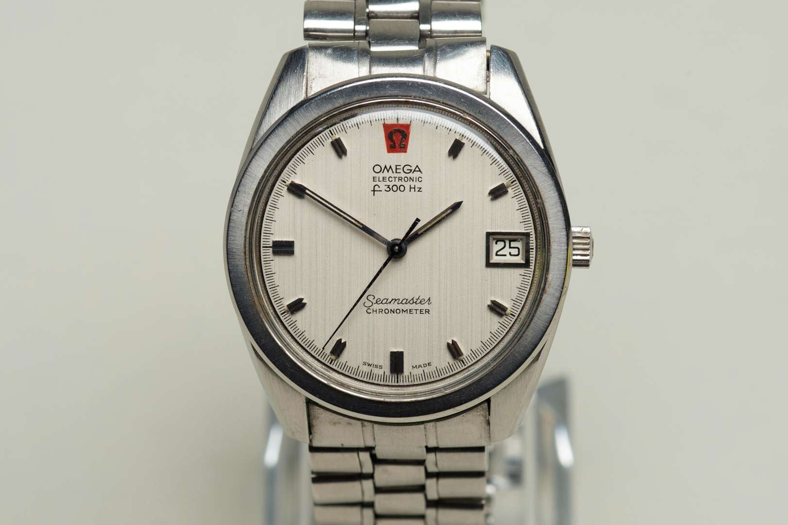 <p>OMEGA. 1970's Seamaster, Chronometer, Electronic f300 Hz, stainless steel calendar wristwatch.</p>