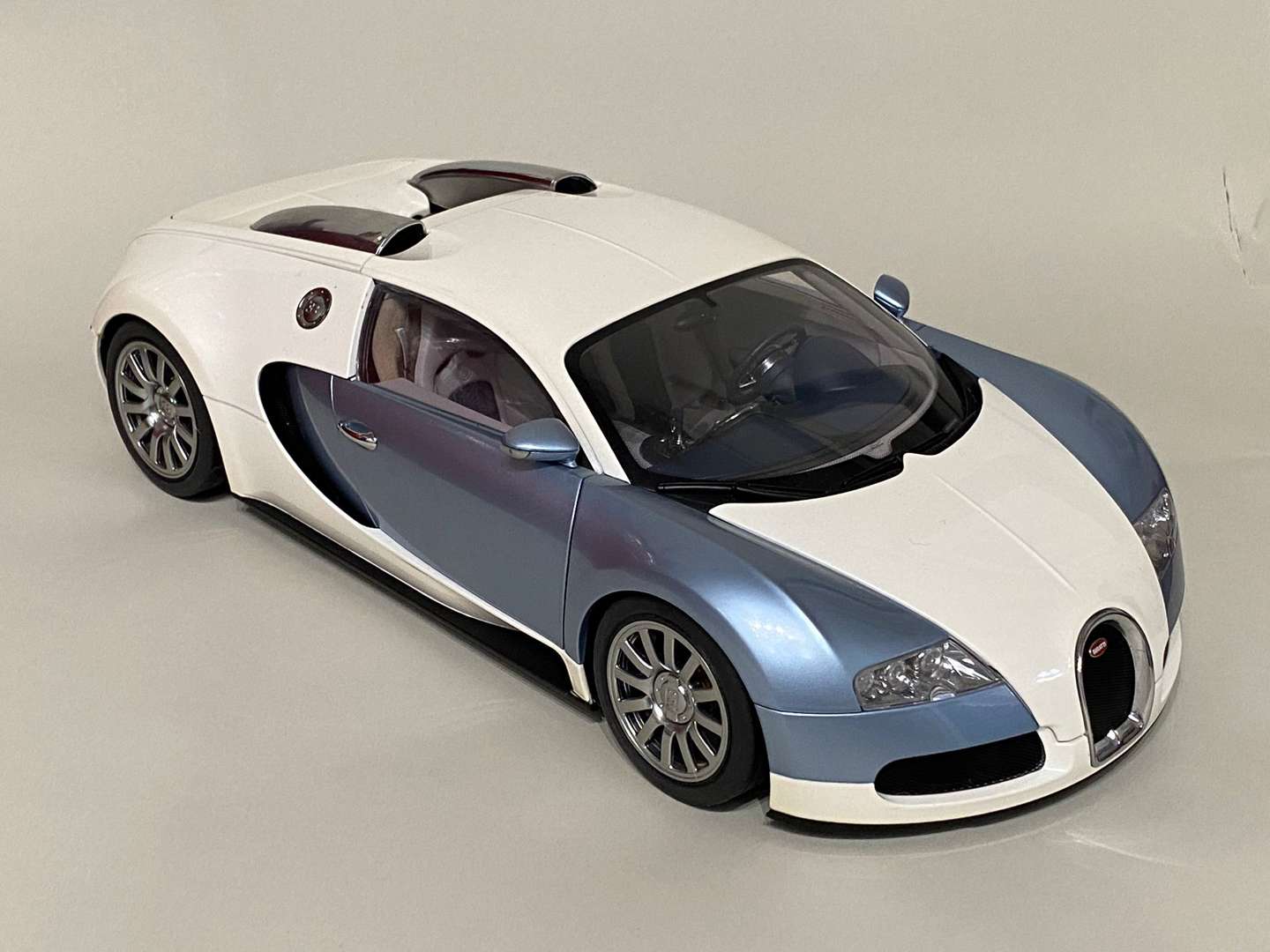 <p>AUTOART, Bugatti, EB 16.4 Veyron production car, 1:12</p>