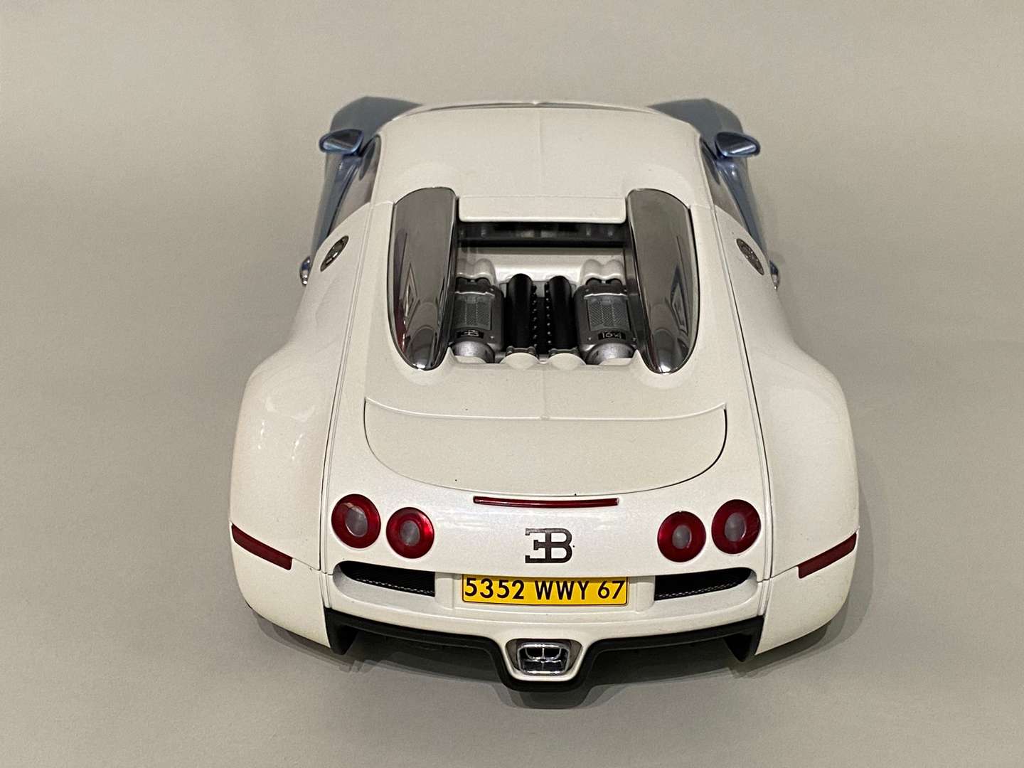 <p>AUTOART, Bugatti, EB 16.4 Veyron production car, 1:12</p>