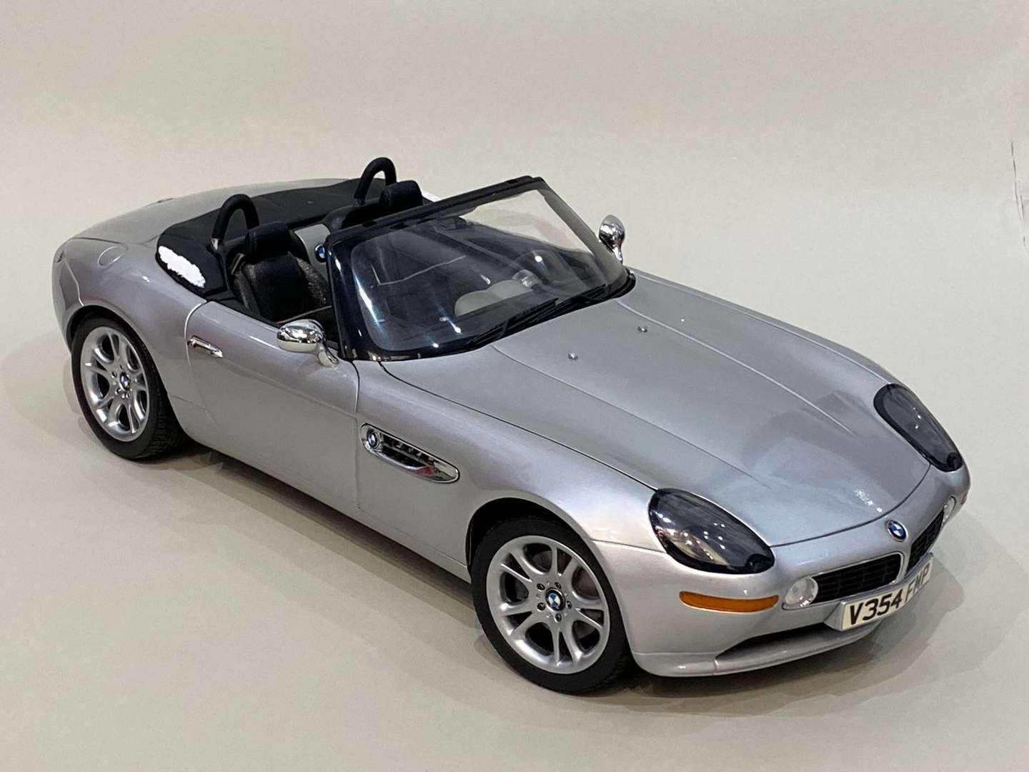 <p>KYOSHO, BMW Z8, James Bond, 007, "The World is Not Enough" 1:12</p>