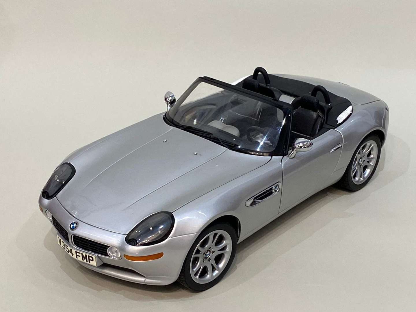 <p>KYOSHO, BMW Z8, James Bond, 007, "The World is Not Enough" 1:12</p>