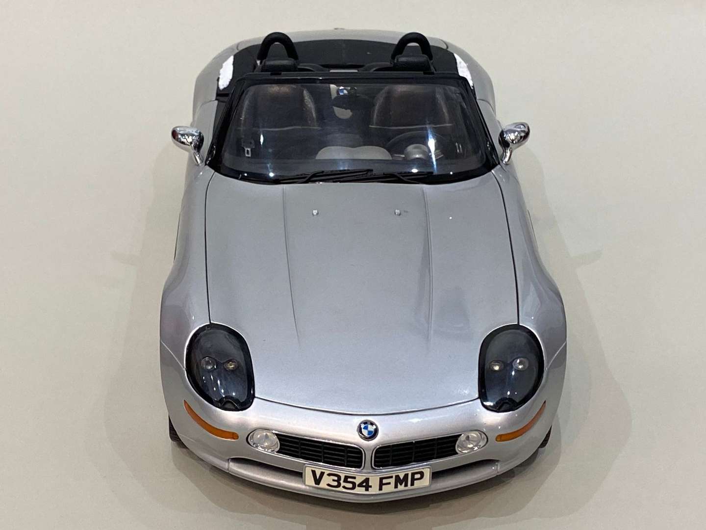 <p>KYOSHO, BMW Z8, James Bond, 007, "The World is Not Enough" 1:12</p>