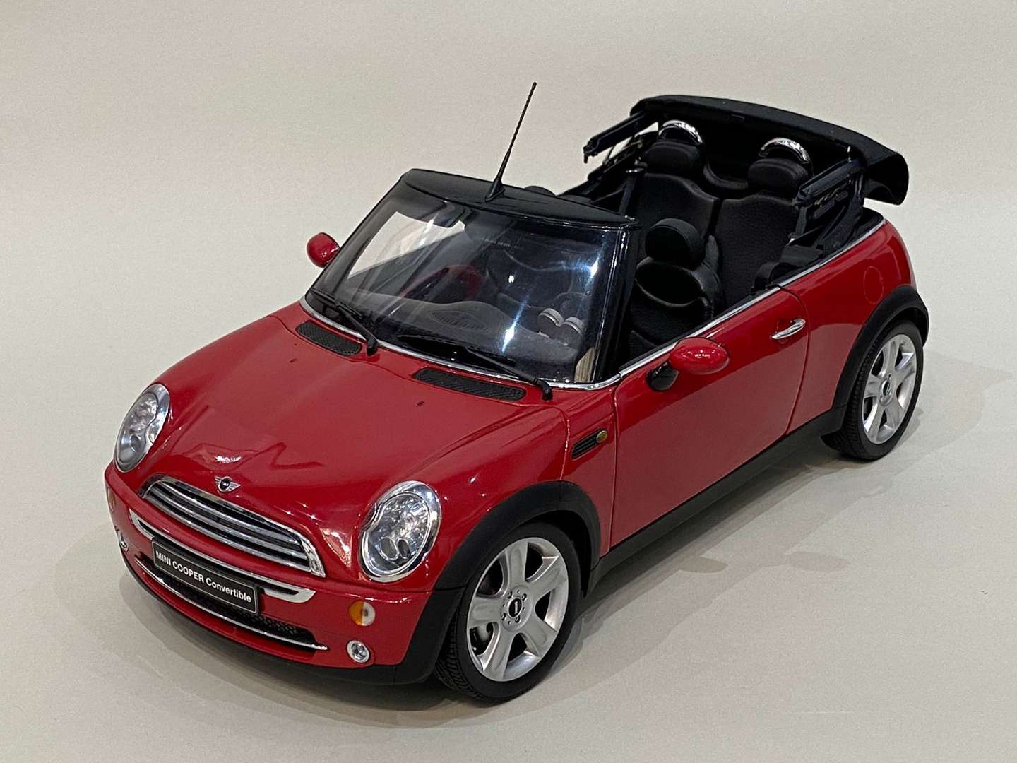 <p>KYOSHO, Mini Cooper, Convertible, 1:12</p>