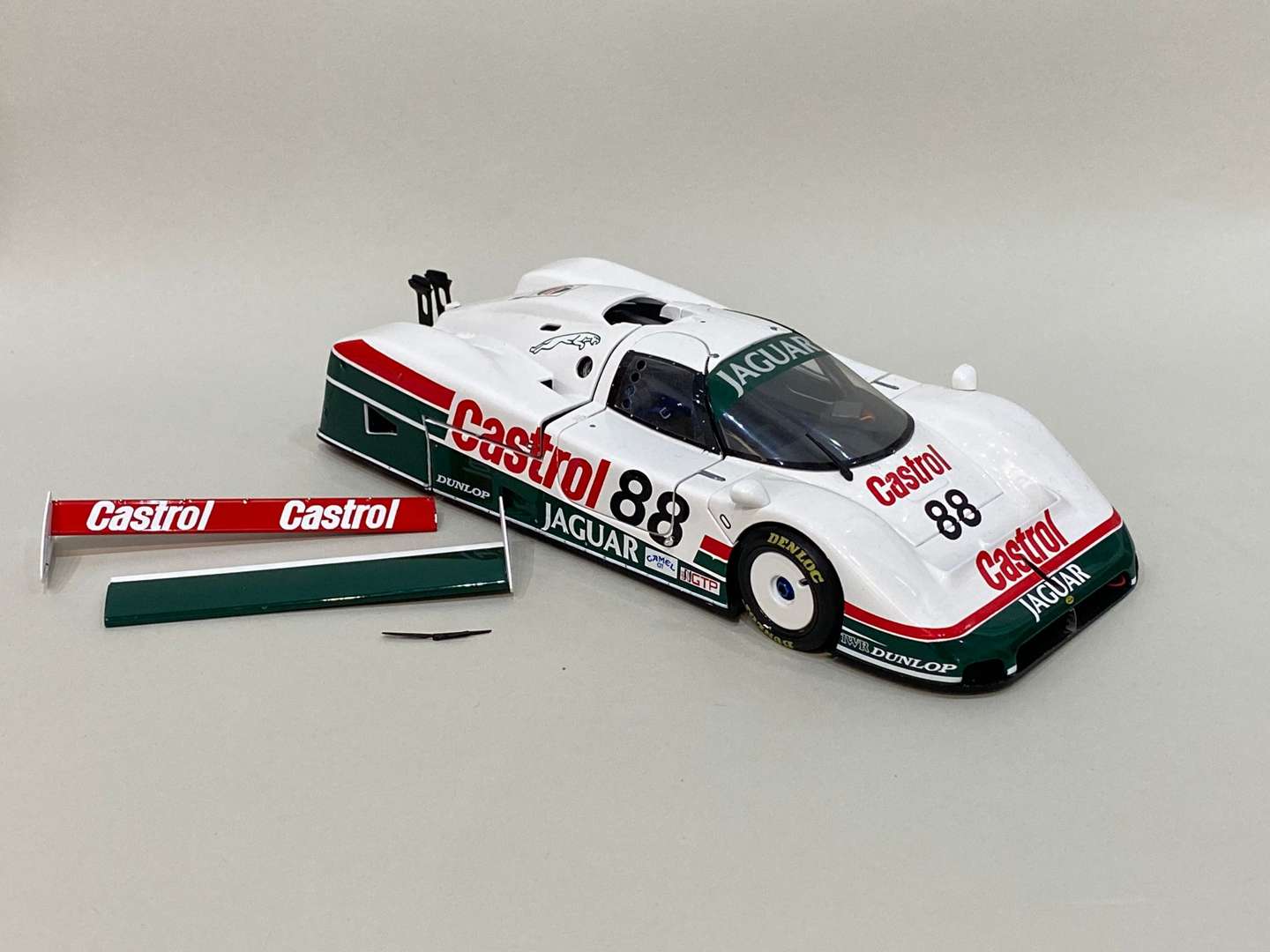 <p>EXOTO MOTORBOX, &nbsp;Jaguar XJR-9, 1:18</p>