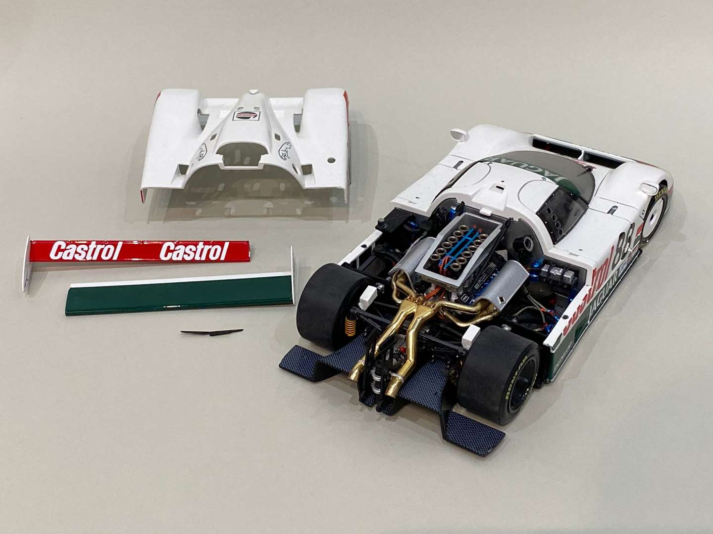 <p>EXOTO MOTORBOX, &nbsp;Jaguar XJR-9, 1:18</p>