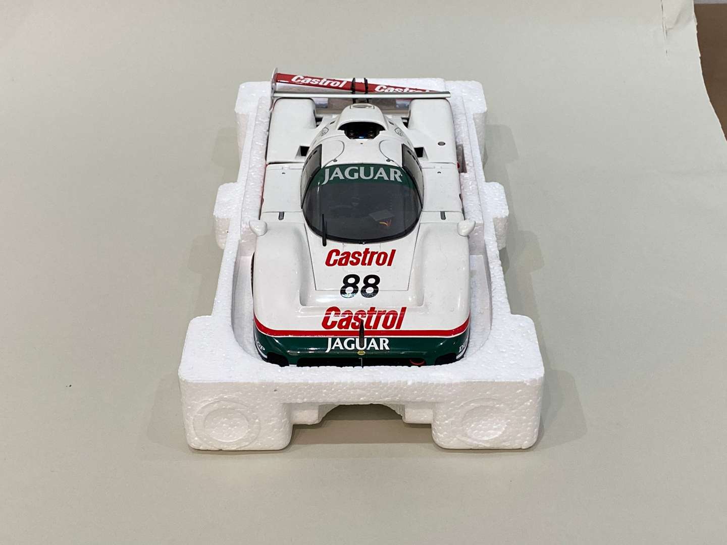 <p>EXOTO MOTORBOX, &nbsp;Jaguar XJR-9, 1:18</p>