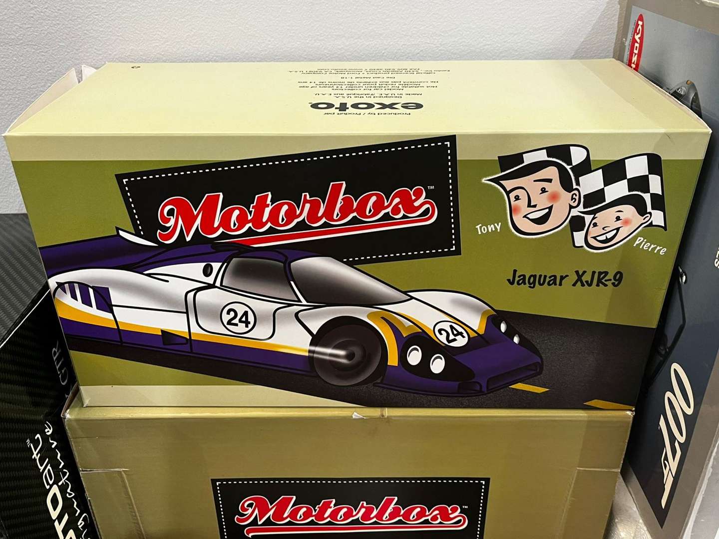 <p>EXOTO MOTORBOX, &nbsp;Jaguar XJR-9, 1:18</p>