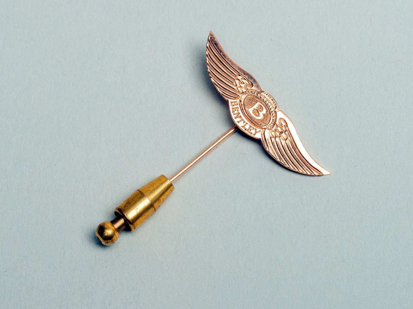 <p>BENTLEY, 9ct gold tie pin</p>