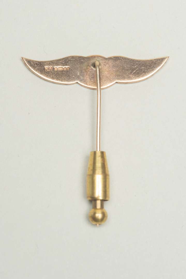 <p>BENTLEY, 9ct gold tie pin</p>