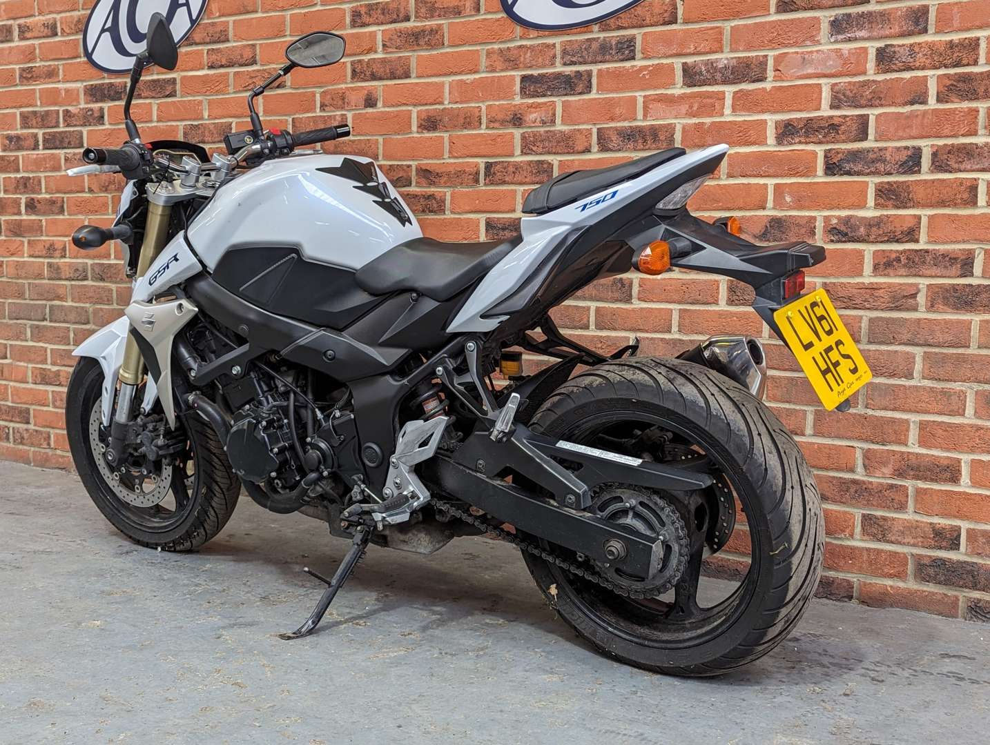 <p>2011 SUZUKI GSR 750 L1</p>