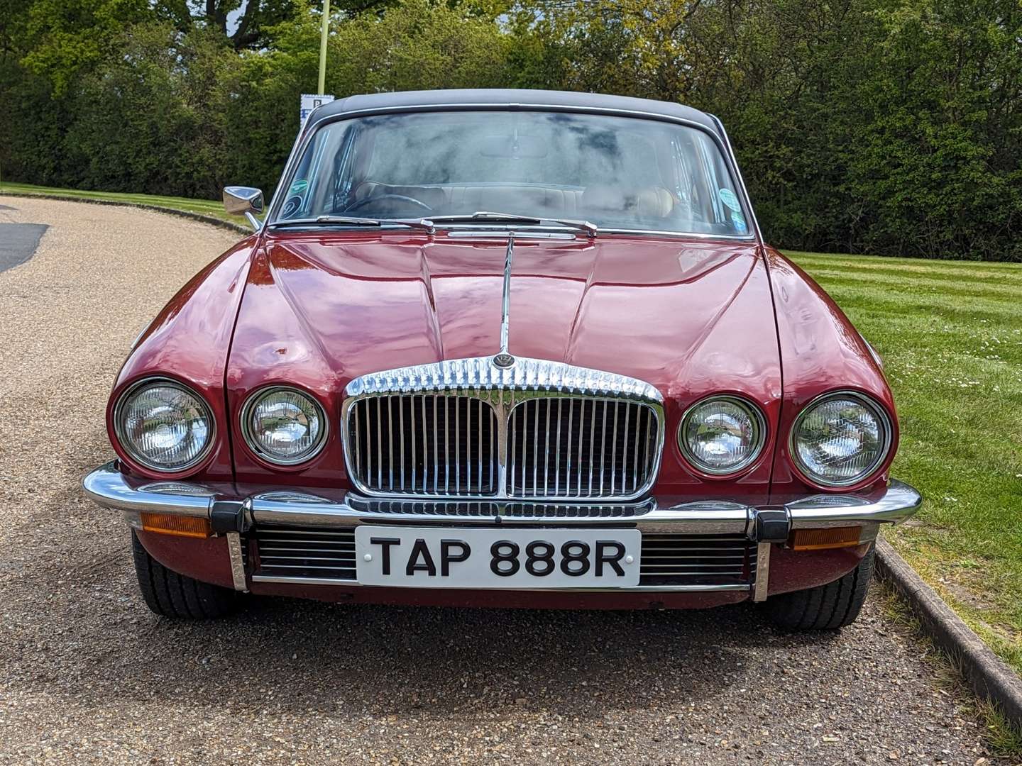 <p>1976 DAIMLER 5.3 DOUBLE SIX AUTO</p>