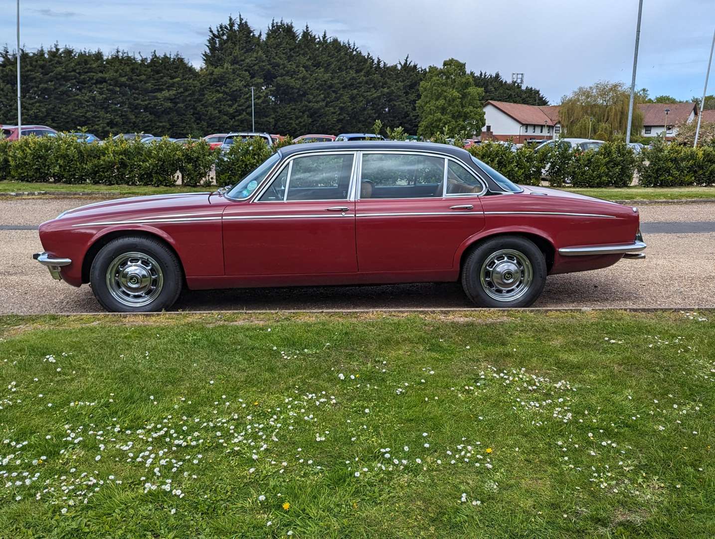 <p>1976 DAIMLER 5.3 DOUBLE SIX AUTO</p>