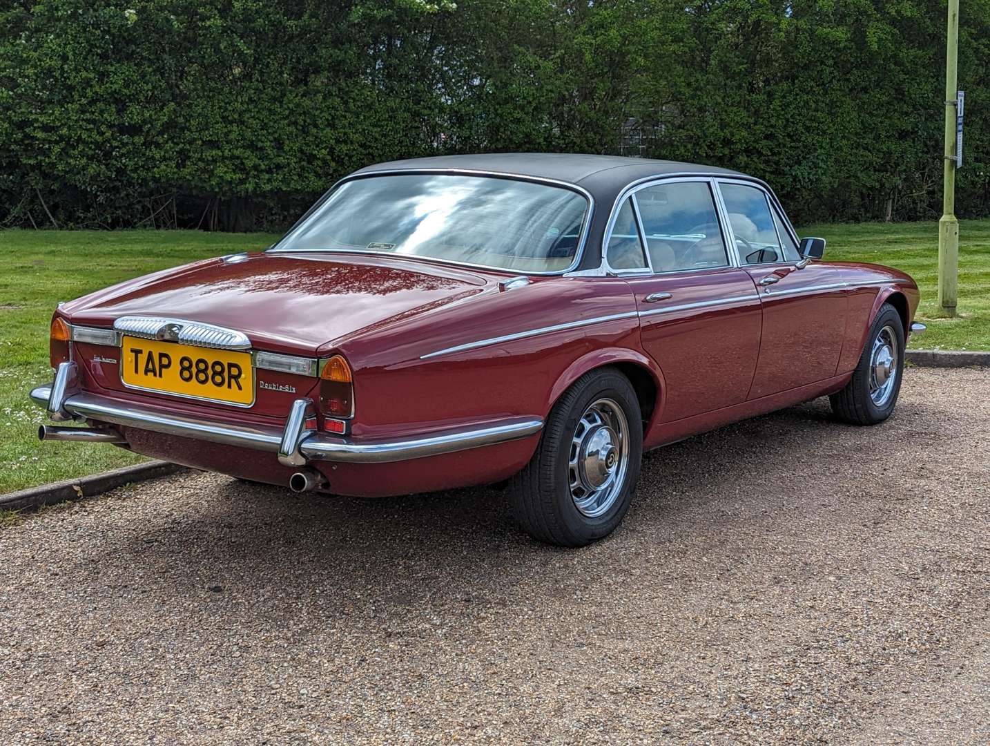 <p>1976 DAIMLER 5.3 DOUBLE SIX AUTO</p>