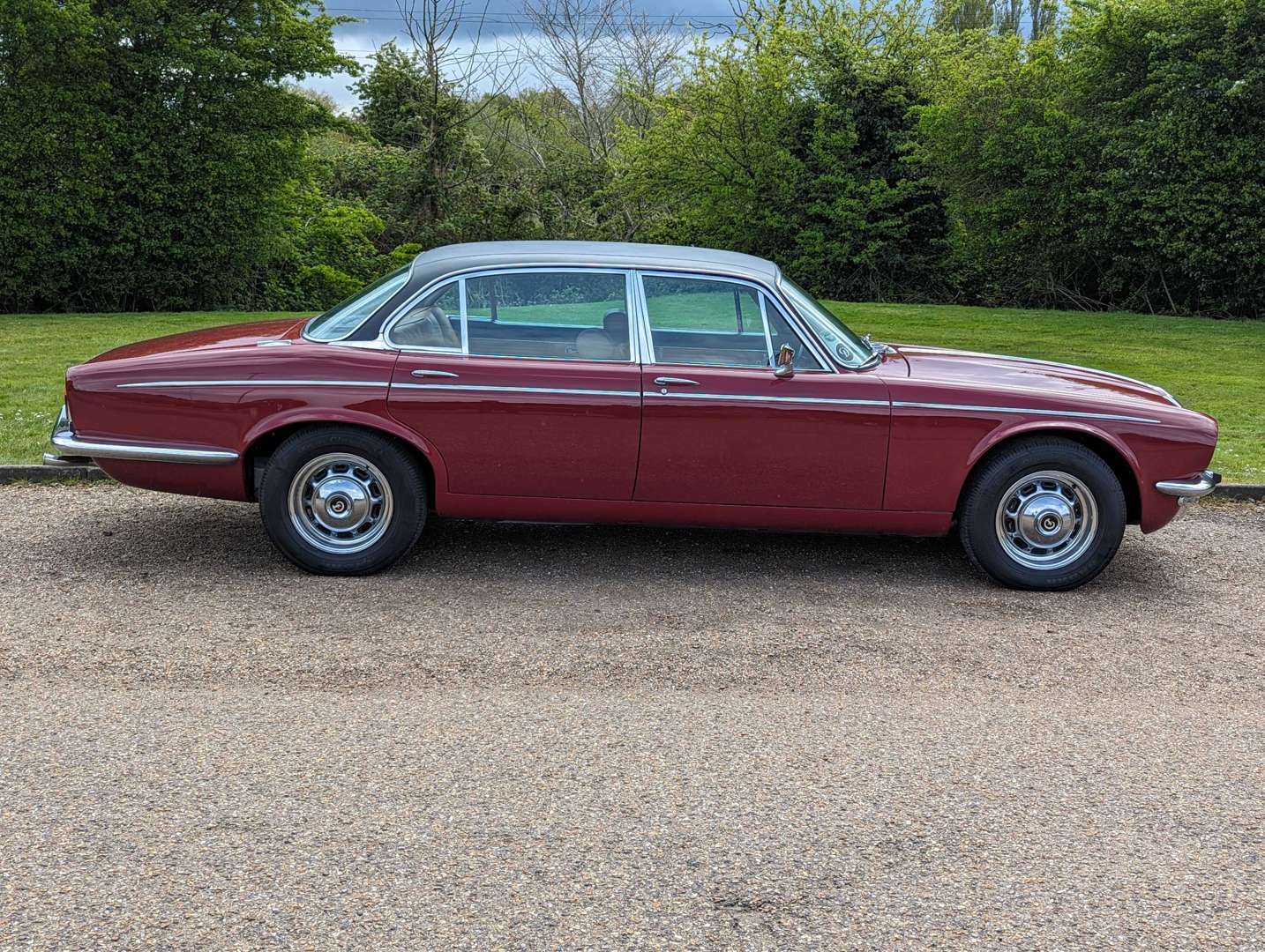 <p>1976 DAIMLER 5.3 DOUBLE SIX AUTO</p>