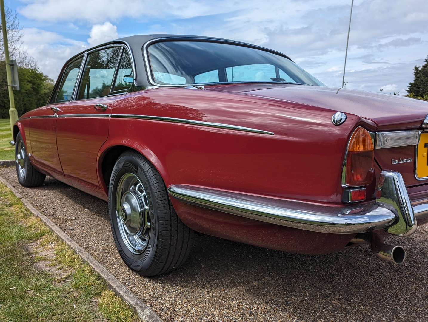 <p>1976 DAIMLER 5.3 DOUBLE SIX AUTO</p>