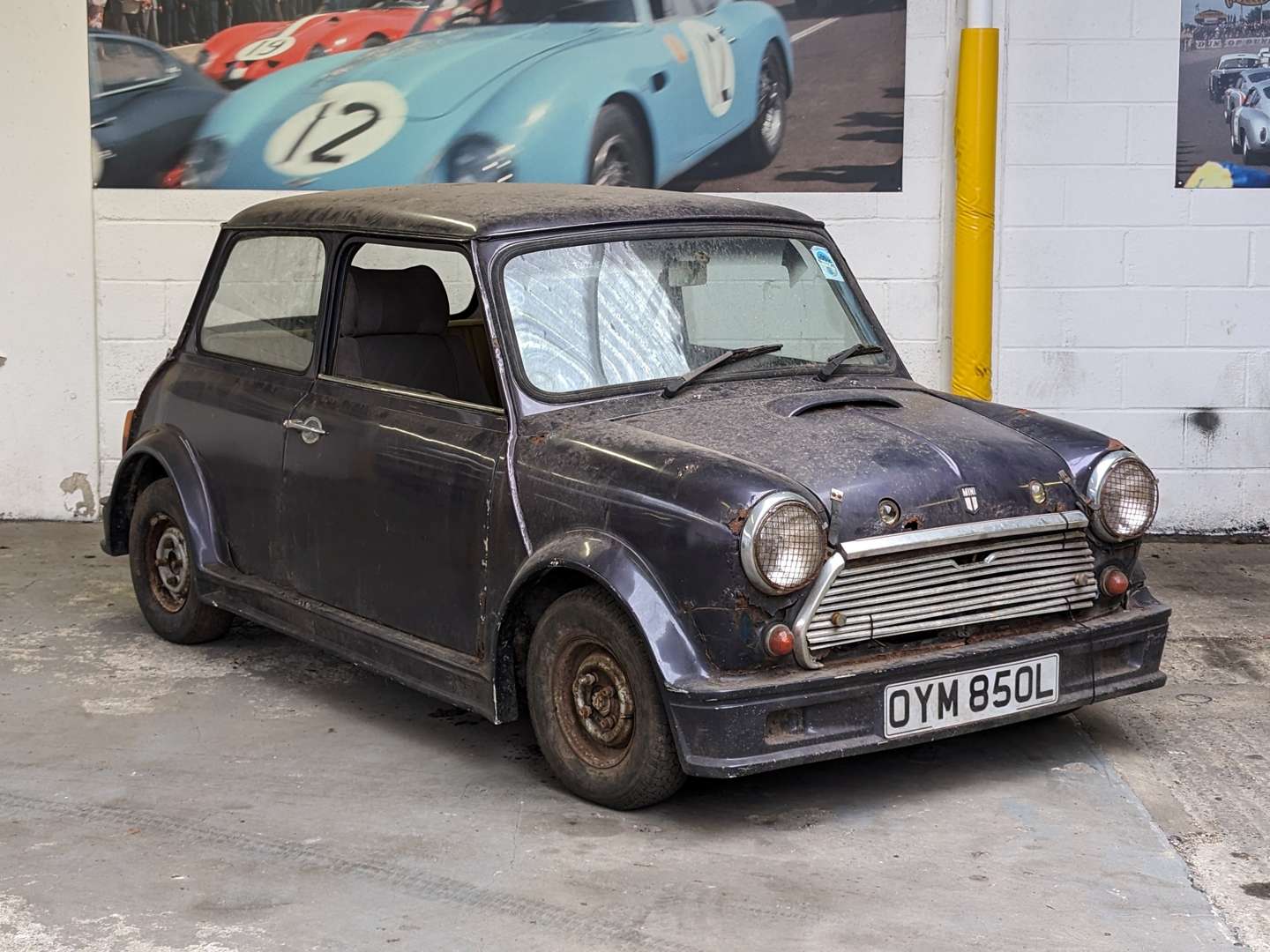 <p>1972 MORRIS MINI</p>