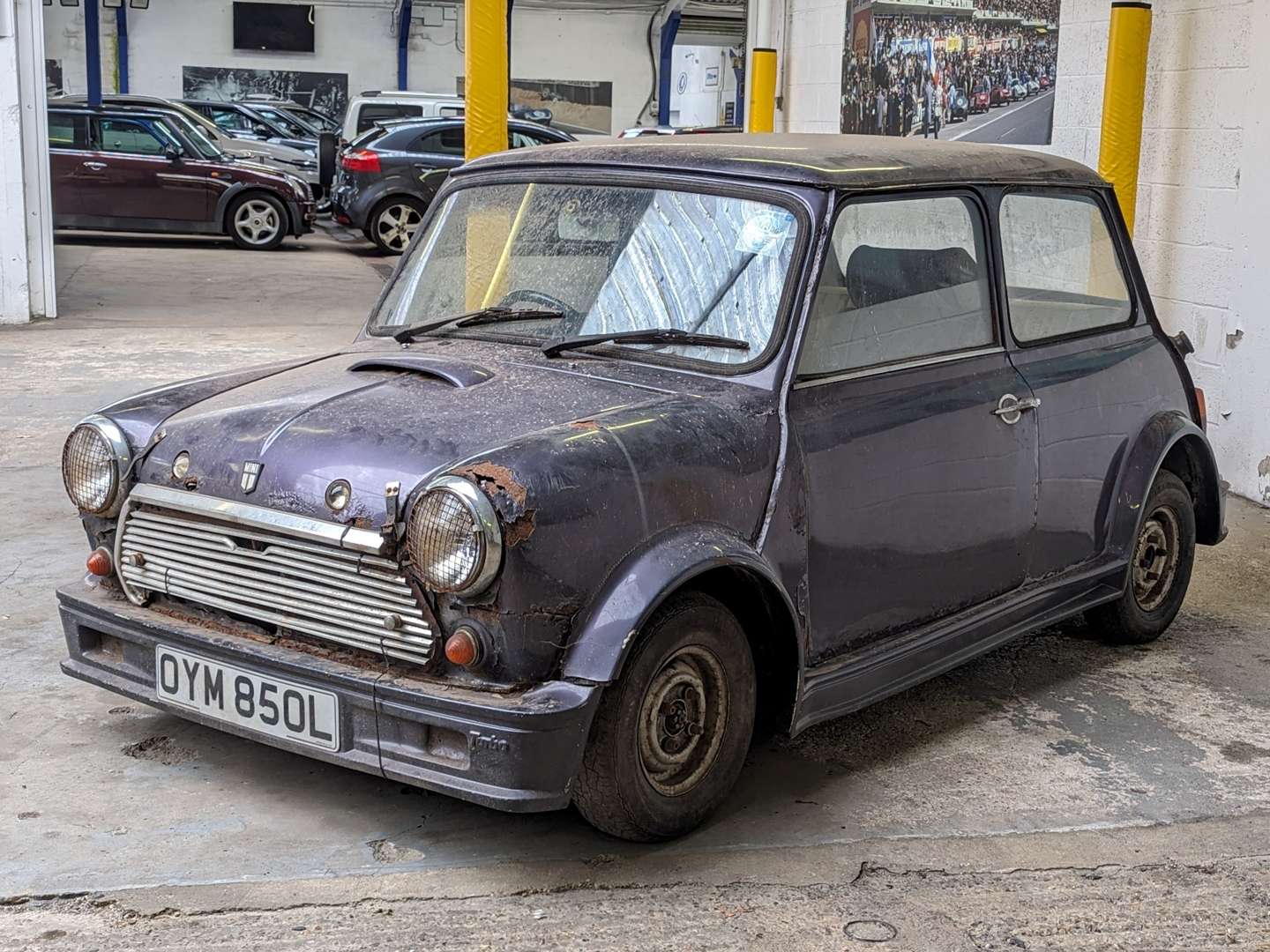 <p>1972 MORRIS MINI</p>