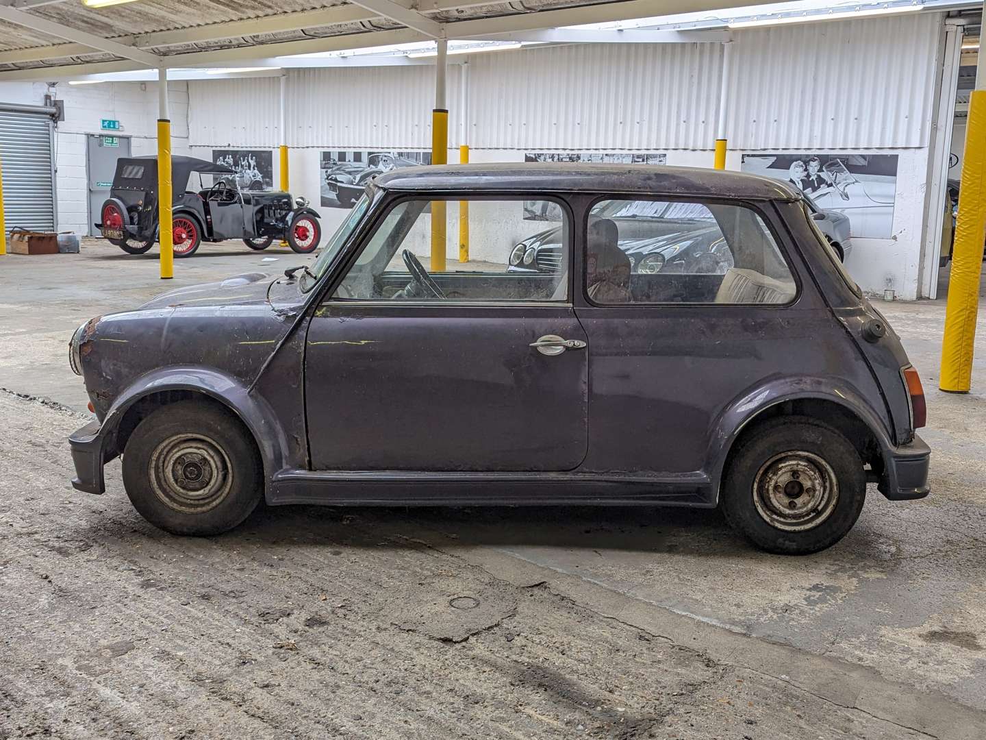 <p>1972 MORRIS MINI</p>