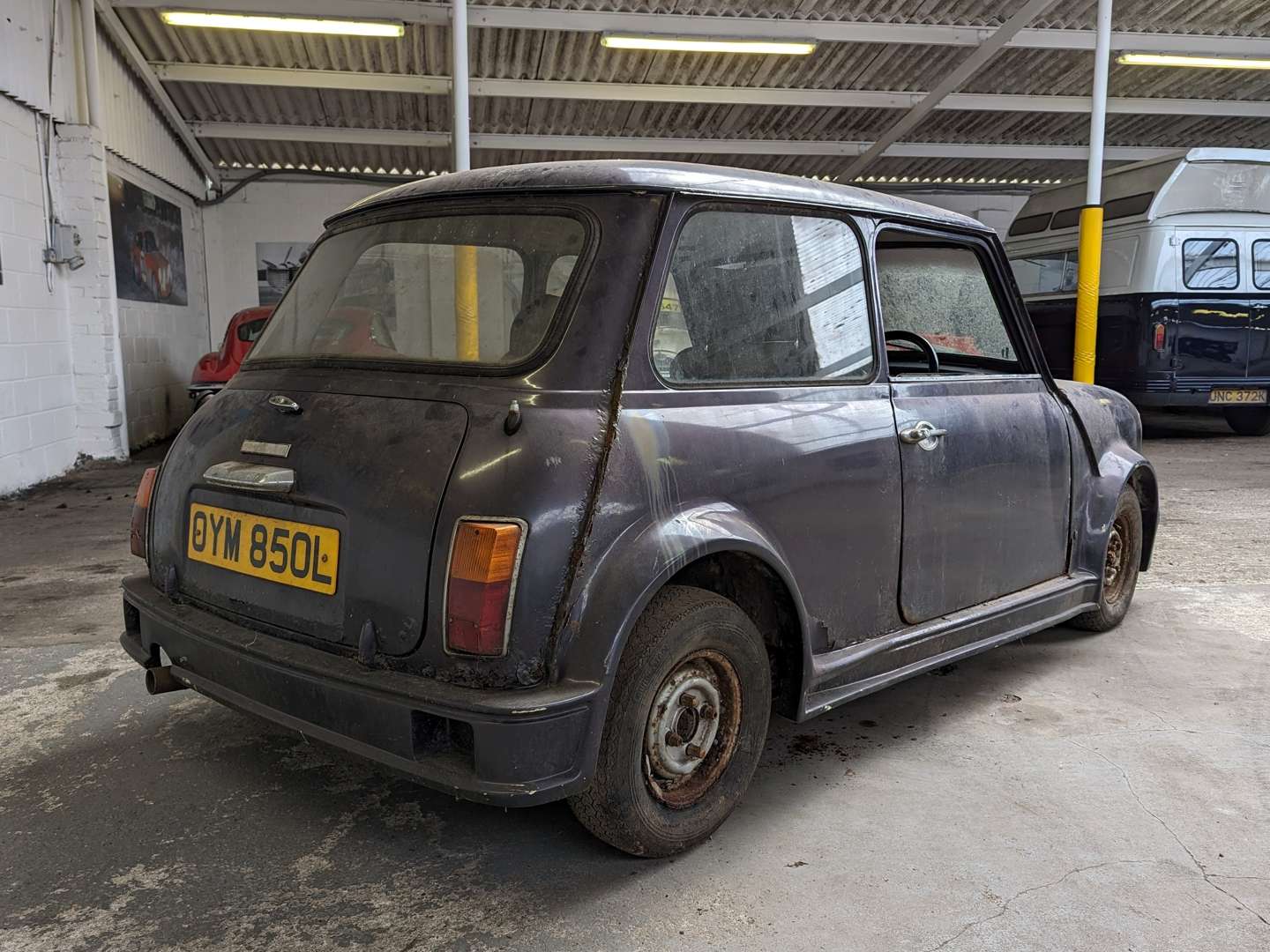 <p>1972 MORRIS MINI</p>