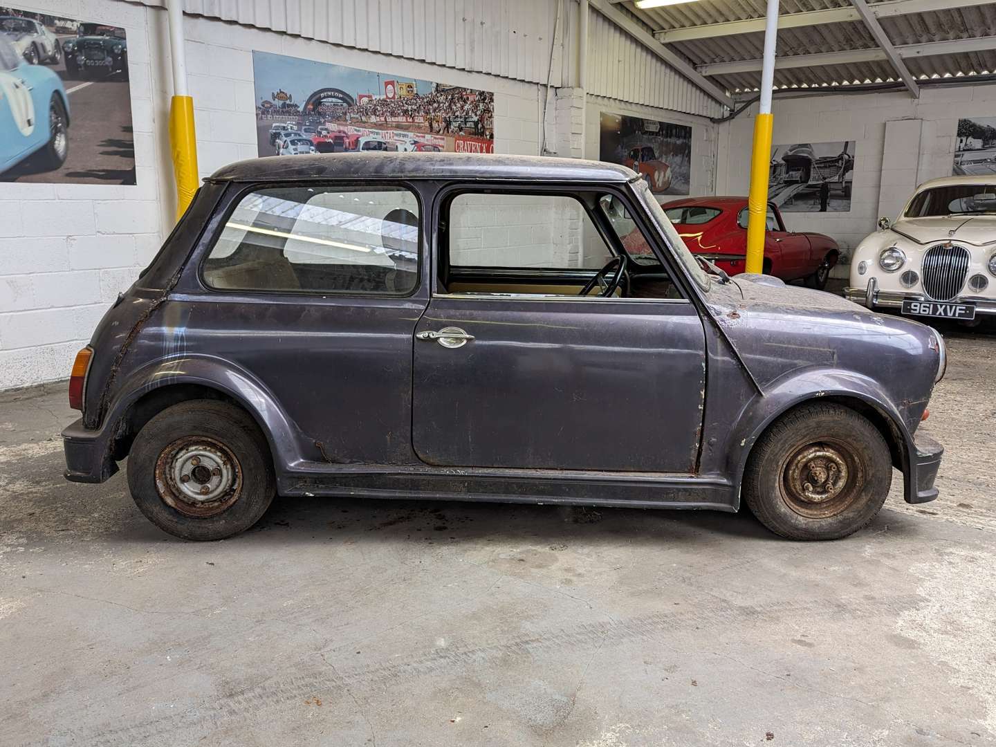 <p>1972 MORRIS MINI</p>