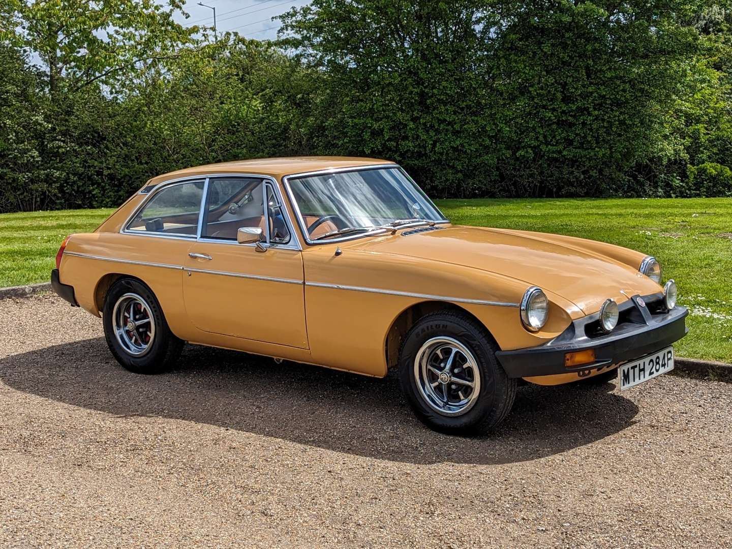 <p>1976 MG B GT</p>