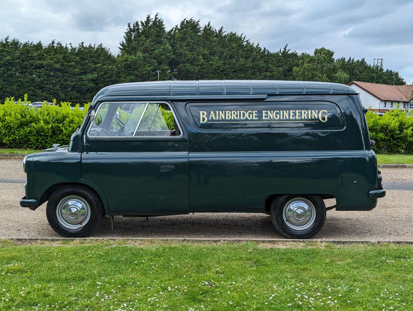 <p>1961 BEDFORD CA VAN&nbsp;</p>