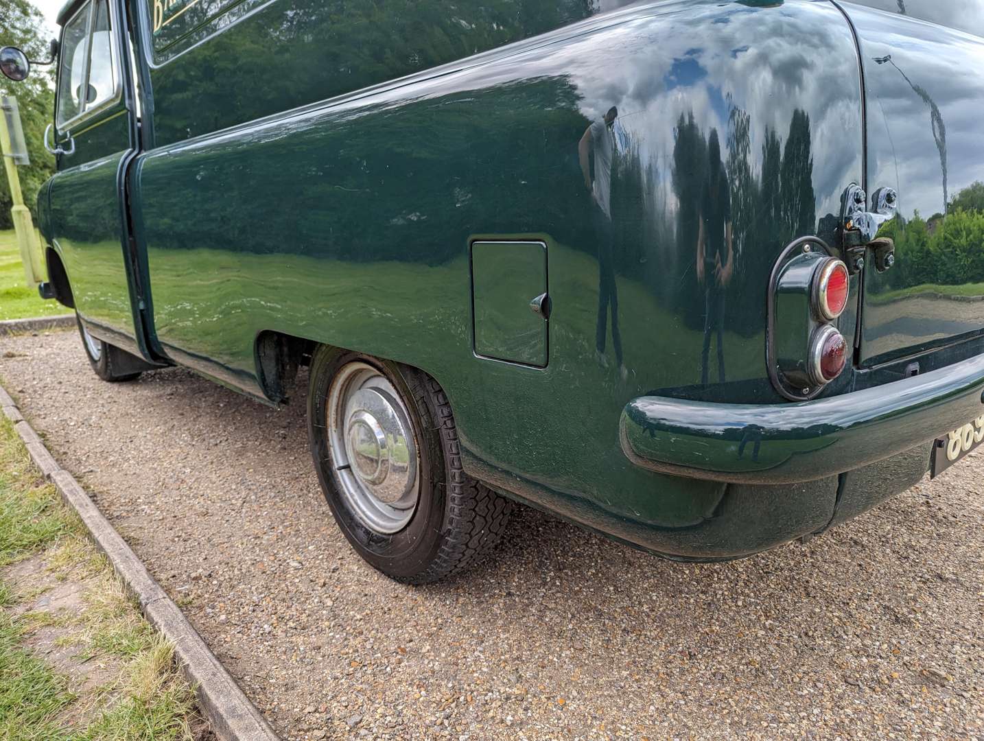 <p>1961 BEDFORD CA VAN&nbsp;</p>