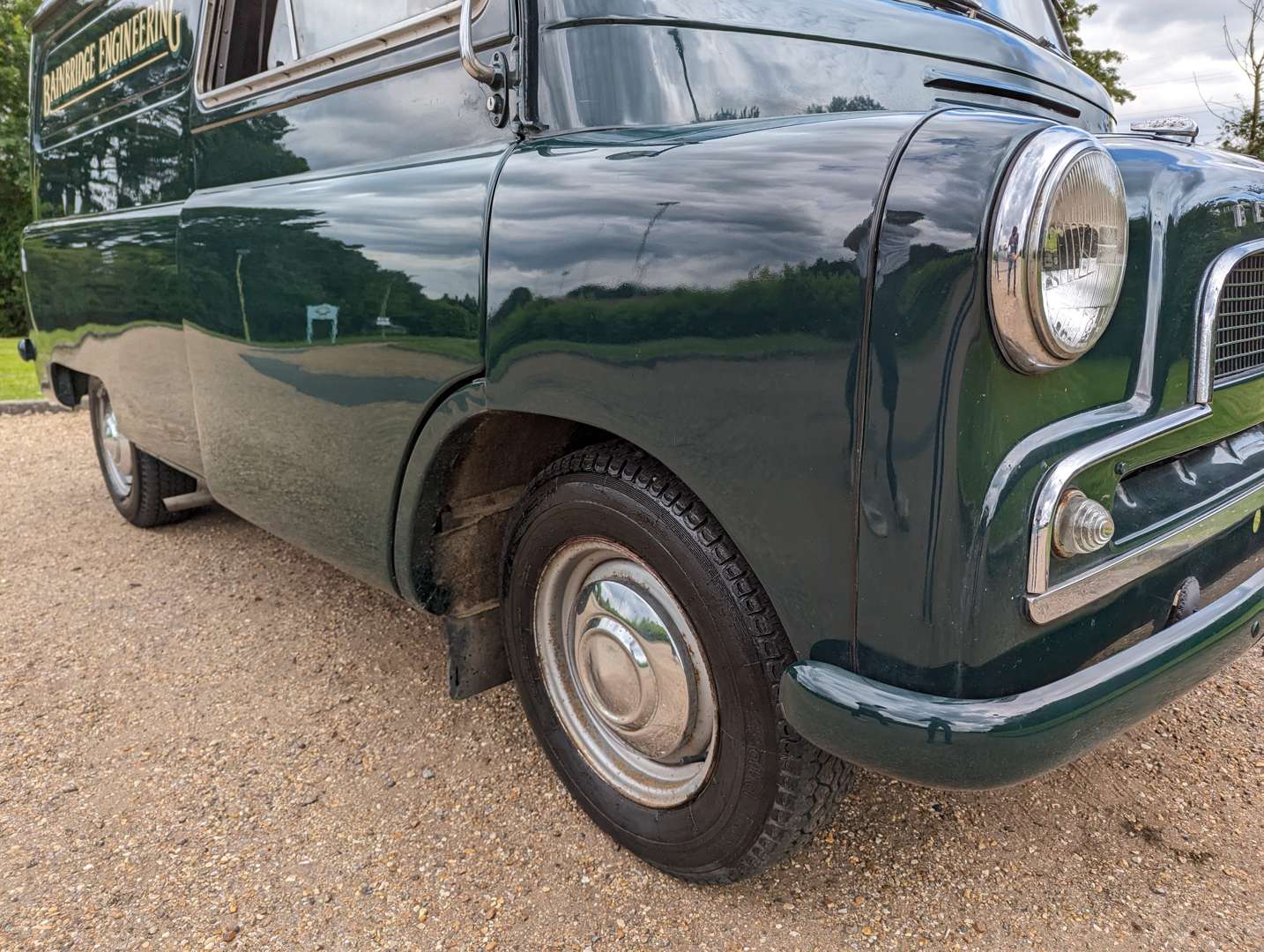 <p>1961 BEDFORD CA VAN&nbsp;</p>