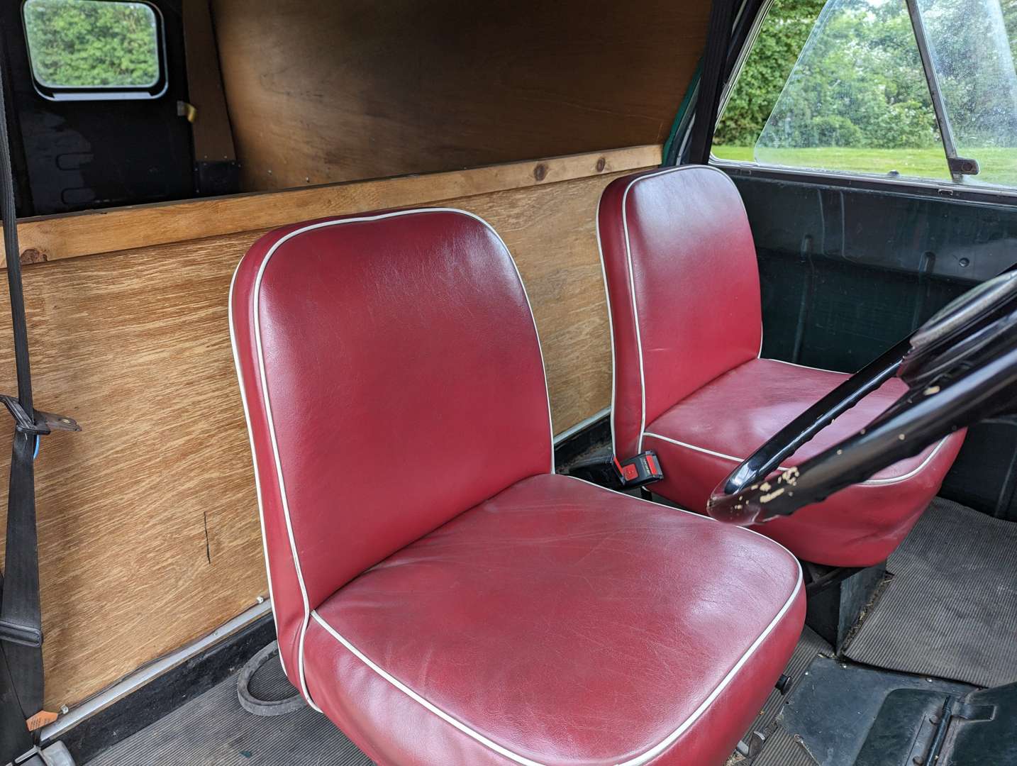 <p>1961 BEDFORD CA VAN&nbsp;</p>